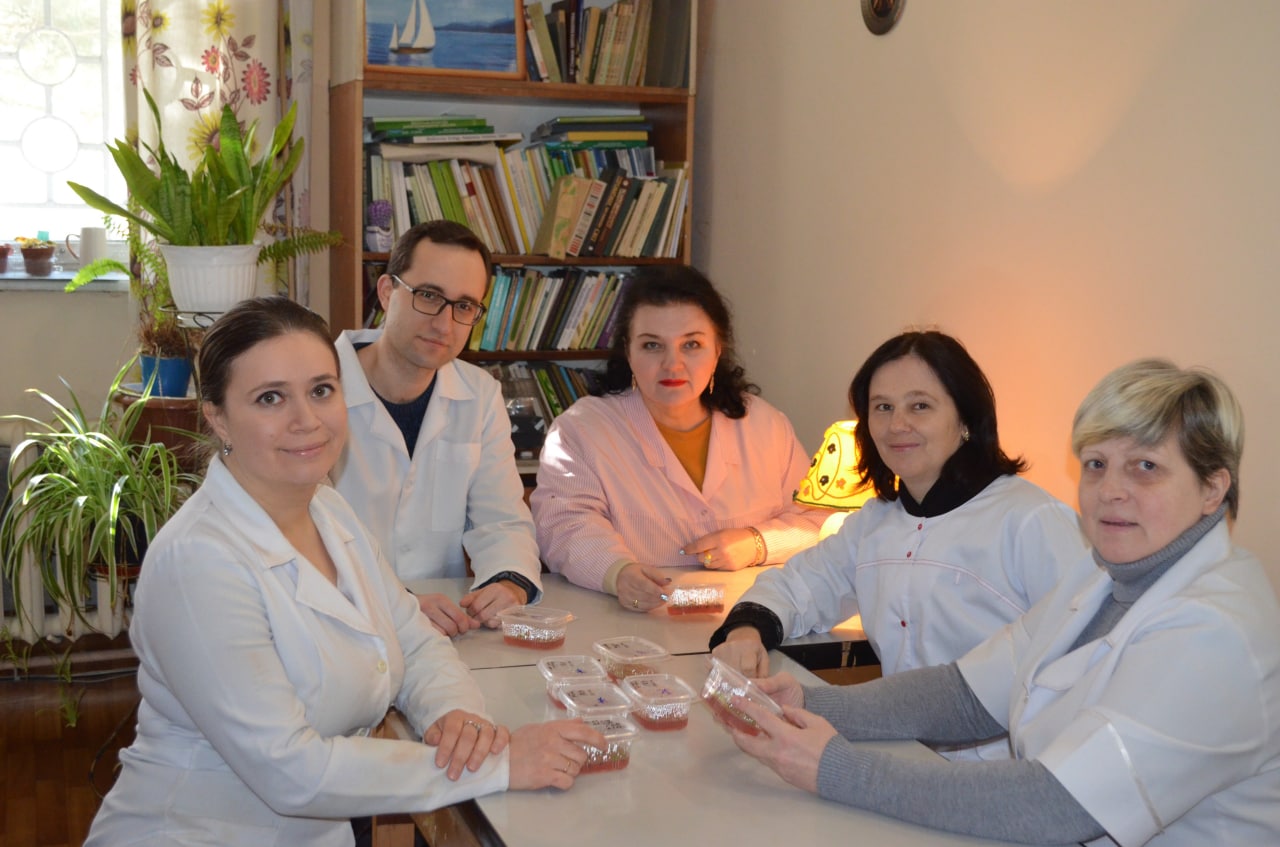 Співробітники лабораторії з культурами in vitro